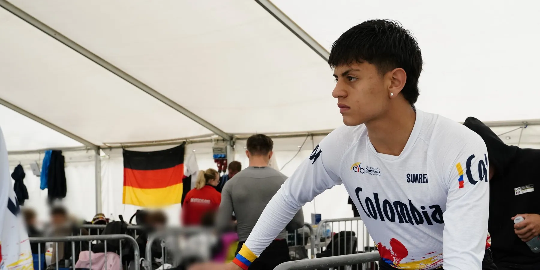 Jero en la carpa de equipos de Colombia, minutos antes de rodar en el Mundial de Copenhague 2025